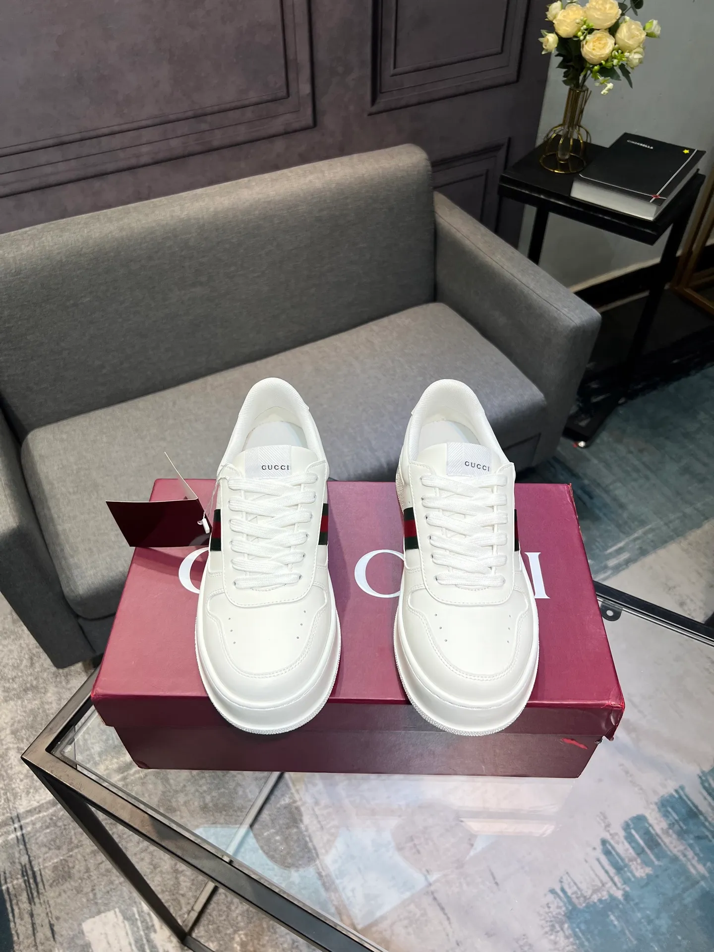 Men's men's shoes💰640 Gucci counter's latest couple's biscuit shoes‼ ️ 👑Purchasing agent level Gucci’s latest IP lightweight thick-soled white shoes can be put on your feet in seconds**4CM! ! Simple, easy to match and full of retro charm ~ the latest anti-counterfeiting cloth label on the tongue. And with electronic chip anti-counterfeiting.   The upper is made of imported environmentally friendly water-dyed calfskin, with a +1:1 fly-woven mesh surface to absorb sweat and an inner lining! Fly-knitted leather molded latex insole. Original IP lightweight outsole, one-piece injection molding, super comfortable and elastic, size: female 35-40 (female 41 customized) male 39-44 (male 38.45 46 customized)